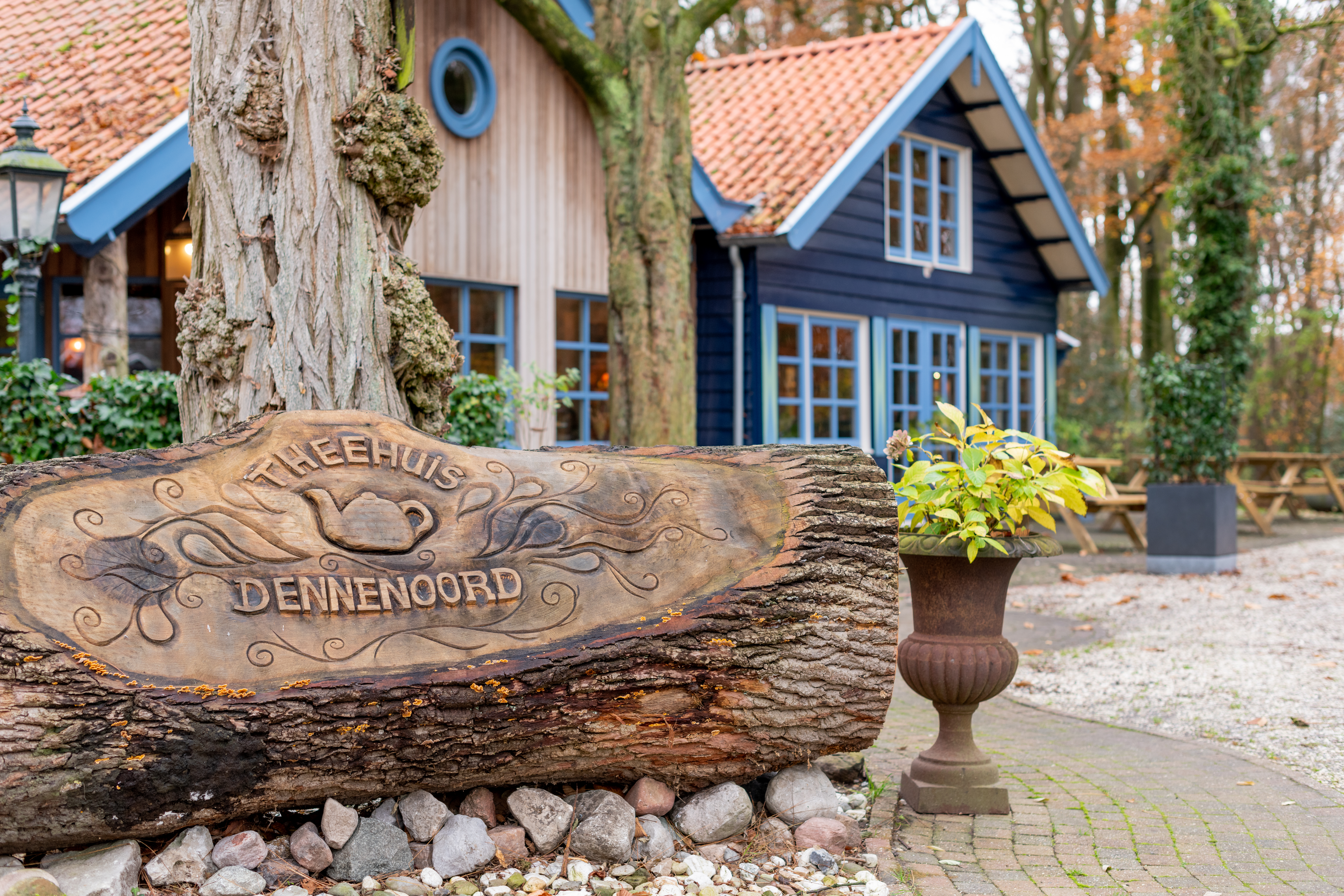 Theeleuten bij theehuis Dennenoord