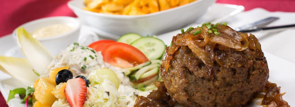 Gehaktbal eten bij Ria’s eetcafé